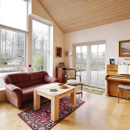 Vakantiehuis Three-bedroom Holiday In *